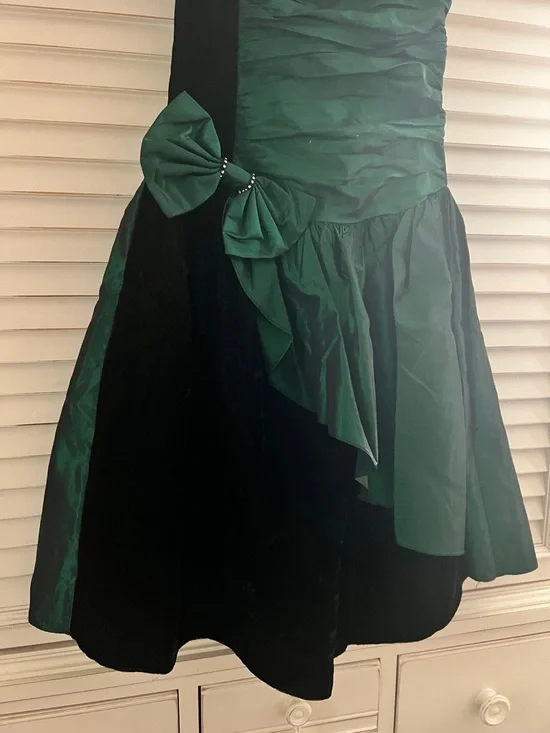 Rare Vintage Gunne Sax Emerald Green and Black Party Dress with Decorative Bow - Picture 3 of 8